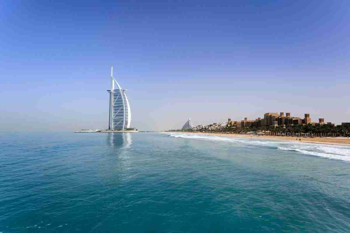 Vue panoramique sur les gratte-ciels de Dubaï au coucher du soleil, illustrant le marché immobilier premium par NAYA Real Est