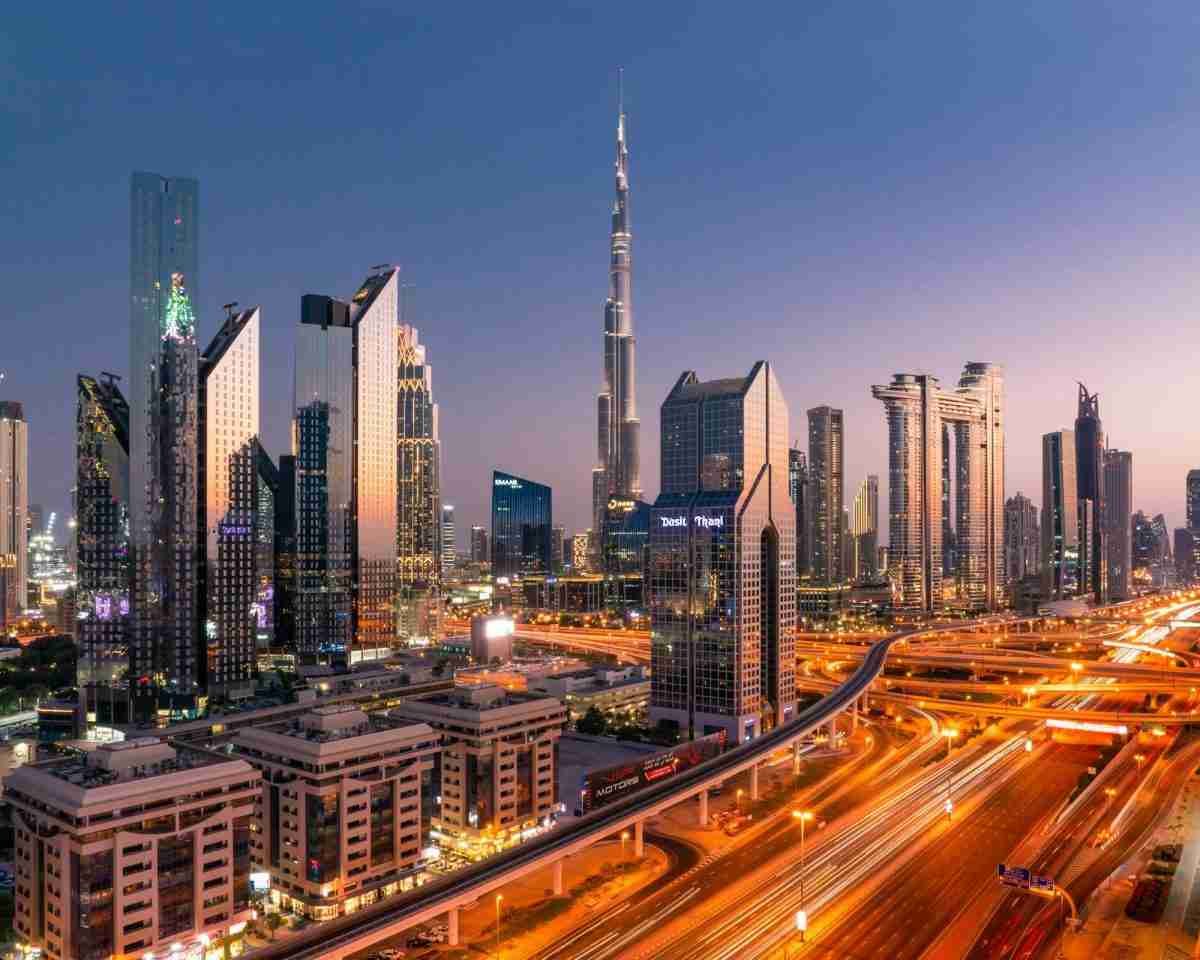 Experts immobiliers francophones à Dubaï conseillant des clients, photo Pexels de Maria Charizani