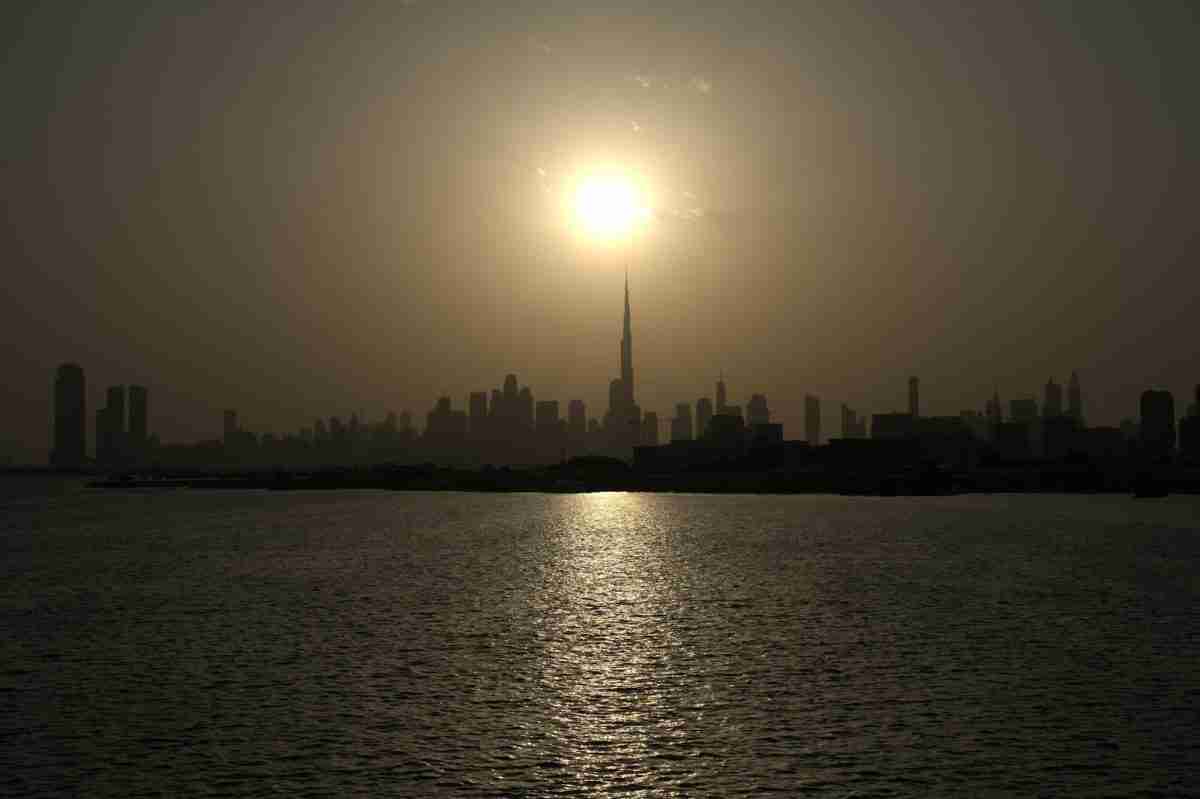Vue aérienne de Naya Properties à Dubaï, luxueux complexe résidentiel moderne avec piscine et verdure