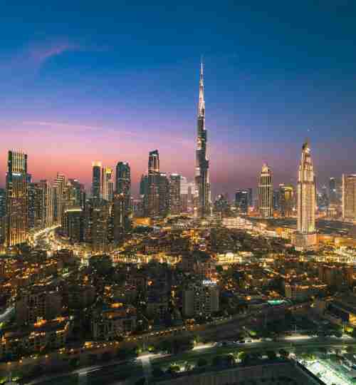 Burj Khalifa illuminé la nuit, panorama de Dubaï