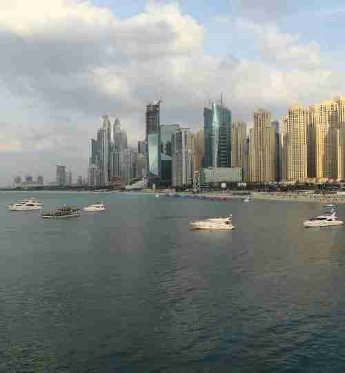 Dubai Marina au coucher du soleil, gratte-ciel et yachts