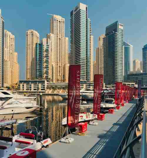 Marina de Dubaï avec yachts au coucher du soleil