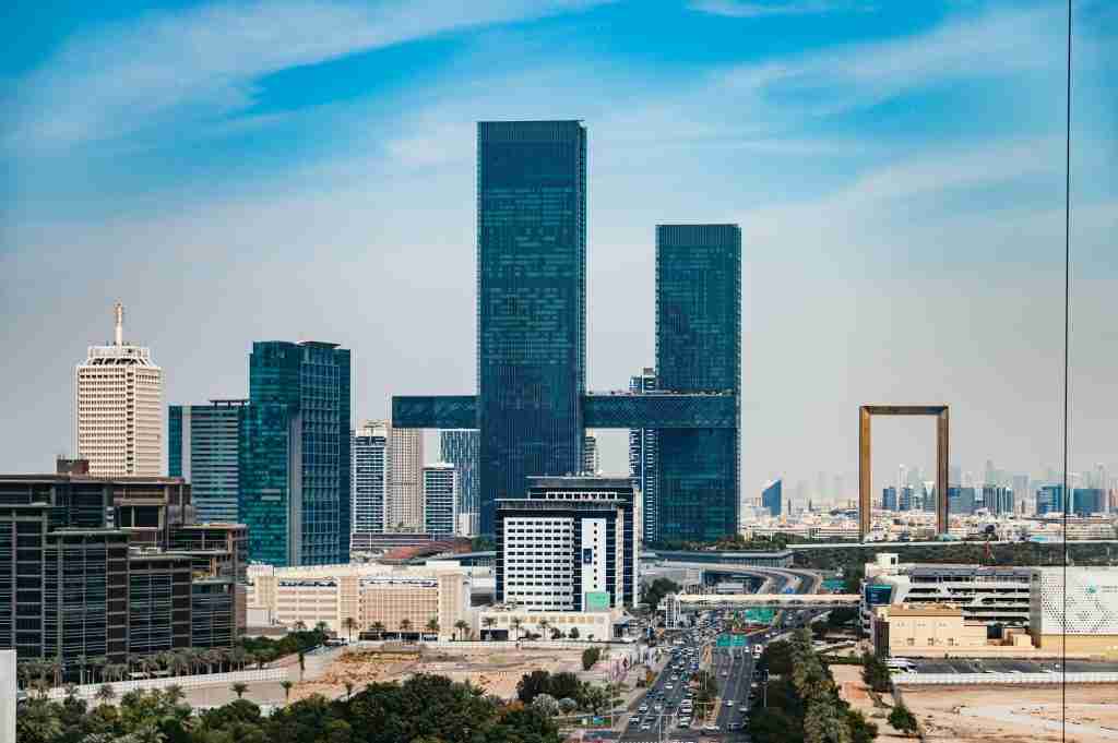 Appartement moderne à Dubaï avec vue sur les gratte-ciels, illustrant l'achat immobilier pour non-résidents — Photo San Photo
