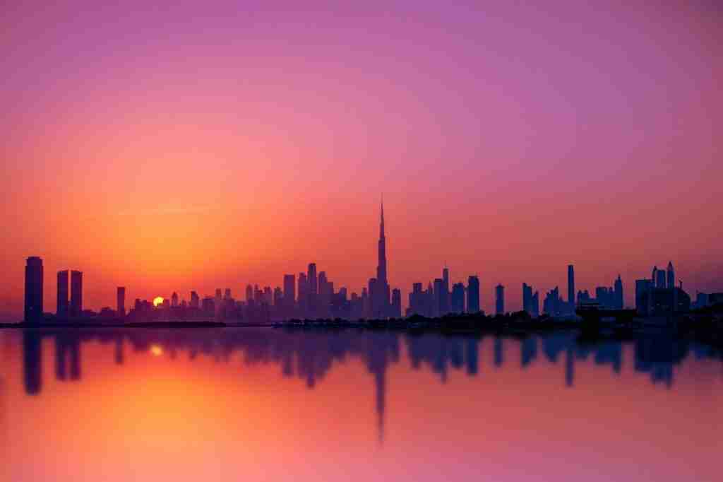 Vue aérienne de propriétés Naya à Dubaï, projet résidentiel moderne au cœur d'un quartier en plein essor.