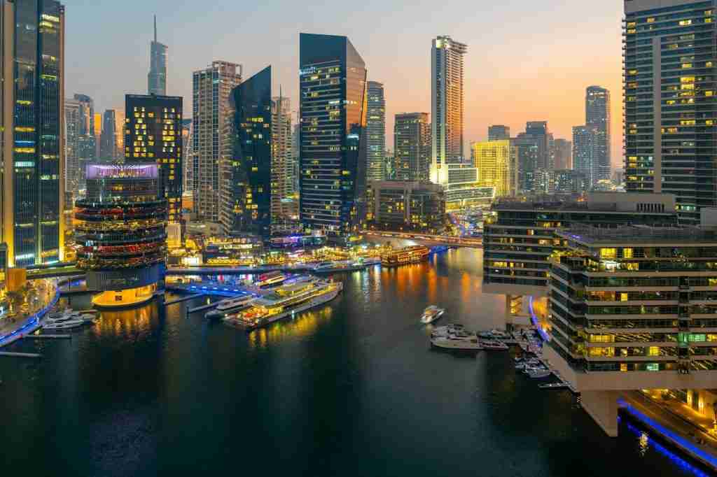 Investisseur francophone consultant les options de visa résidence Dubaï 2026 sans montant minimum