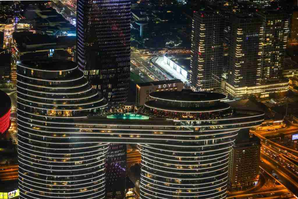 Appartements, villas et immeubles de Dubaï sous un ciel ensoleillé, illustrant les options d'investissement immobilier.