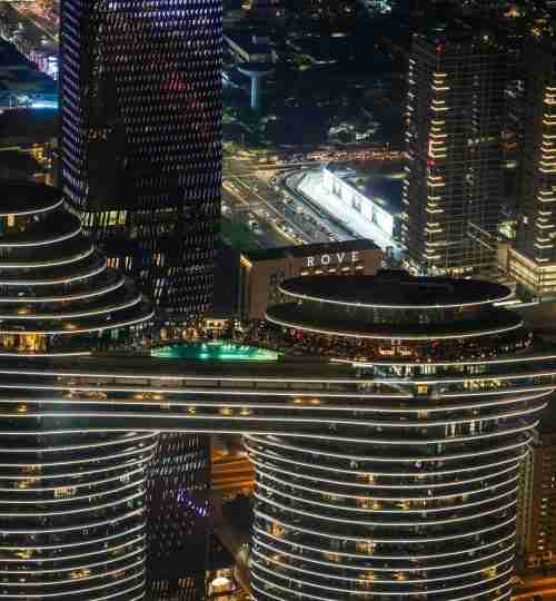 Appartements, villas et immeubles de Dubaï sous un ciel ensoleillé, illustrant les options d'investissement immobilier.