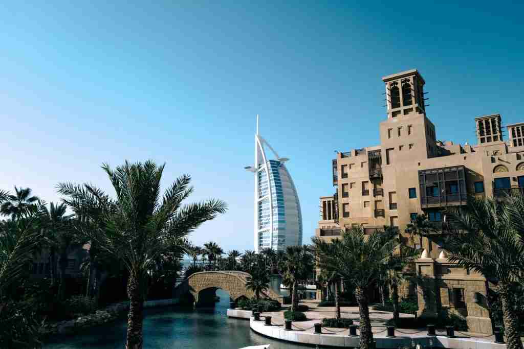 Immeuble résidentiel moderne à Dubaï illustrant la rentabilité locative élevée du marché immobilier émirati