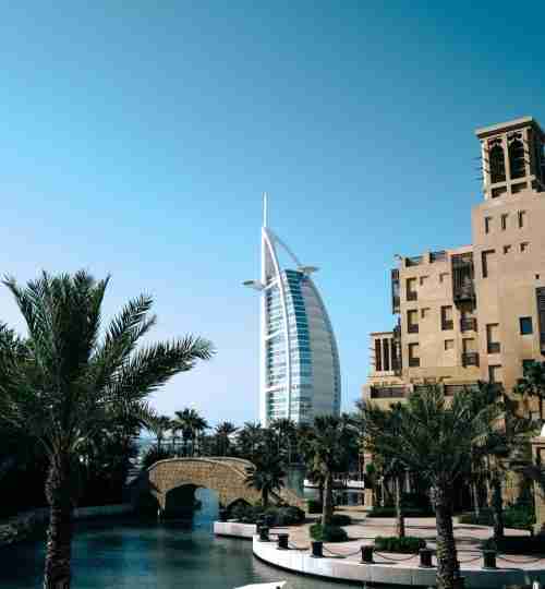Immeuble résidentiel moderne à Dubaï illustrant la rentabilité locative élevée du marché immobilier émirati
