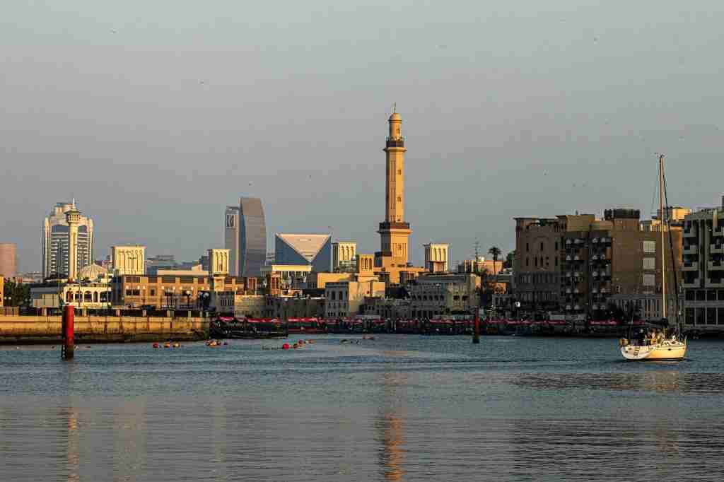 Immeuble moderne à Dubaï reflétant le soleil, symbole d'investissement immobilier à distance aux Émirats arabes unis.