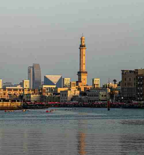 Immeuble moderne à Dubaï reflétant le soleil, symbole d'investissement immobilier à distance aux Émirats arabes unis.
