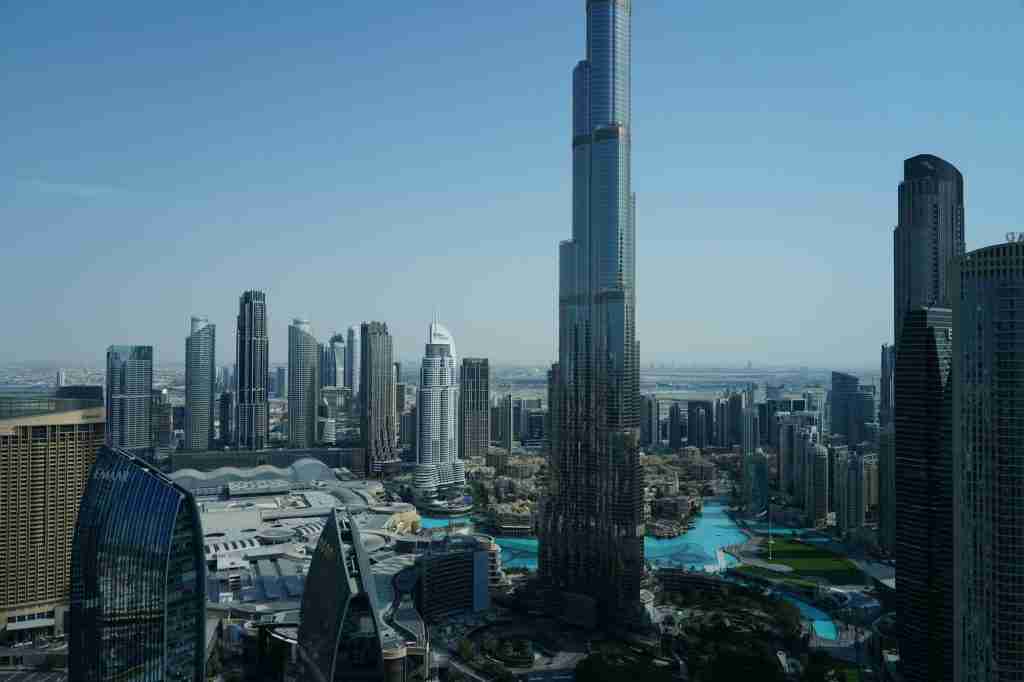 Vue panoramique de Dubai Marina avec ses gratte-ciels modernes et le front de mer, idéal pour l'investissement immobilier.