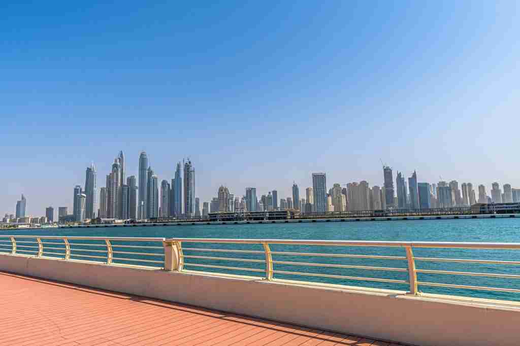 Vue aérienne de Dubaï avec ses gratte-ciels et projets immobiliers, idéale pour investir avec 50 000 à 200 000 euros.
