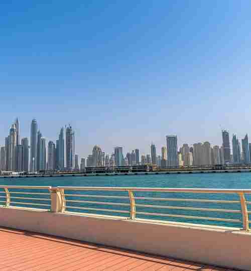 Vue aérienne de Dubaï avec ses gratte-ciels et projets immobiliers, idéale pour investir avec 50 000 à 200 000 euros.
