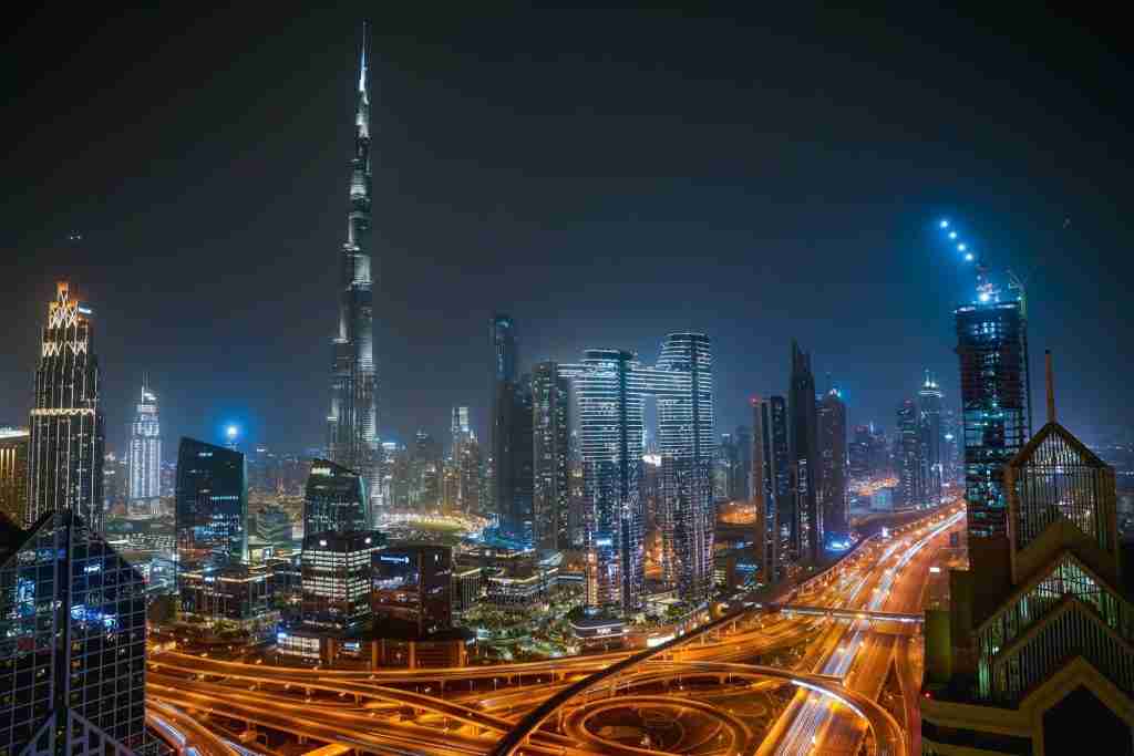 Achat immobilier sur plan à Dubaï : tour résidentielle moderne en construction sous un ciel dégagé