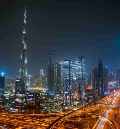 Achat immobilier sur plan à Dubaï : tour résidentielle moderne en construction sous un ciel dégagé