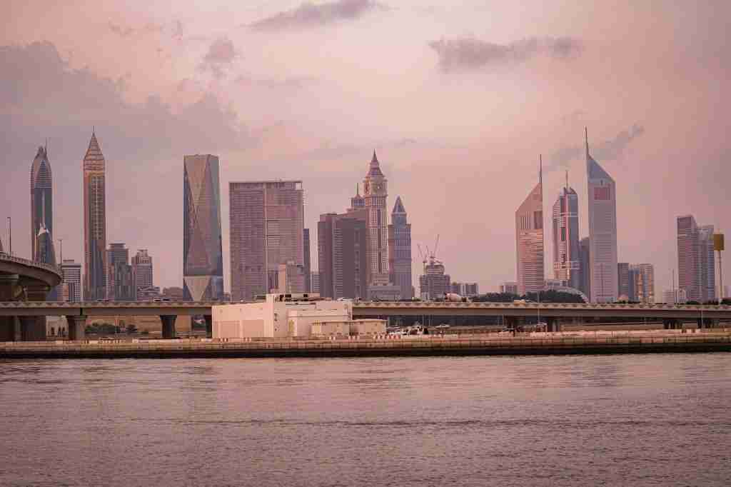Photo aérienne de Dubaï montrant des gratte-ciels modernes et des projets immobiliers en développement