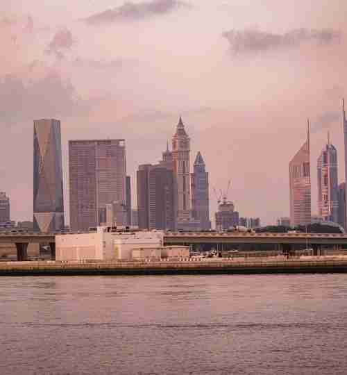 Photo aérienne de Dubaï montrant des gratte-ciels modernes et des projets immobiliers en développement