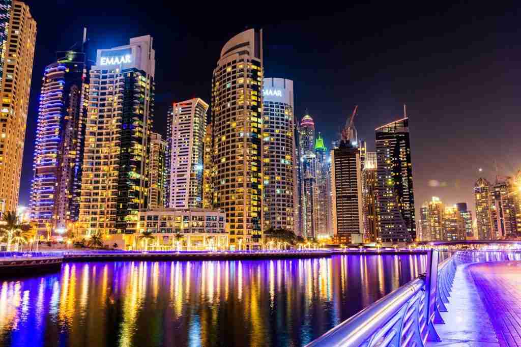 Appartement moderne à Dubaï avec vue sur les gratte-ciels, guide d'achat immobilier 2025