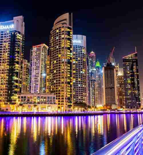 Appartement moderne à Dubaï avec vue sur les gratte-ciels, guide d'achat immobilier 2025