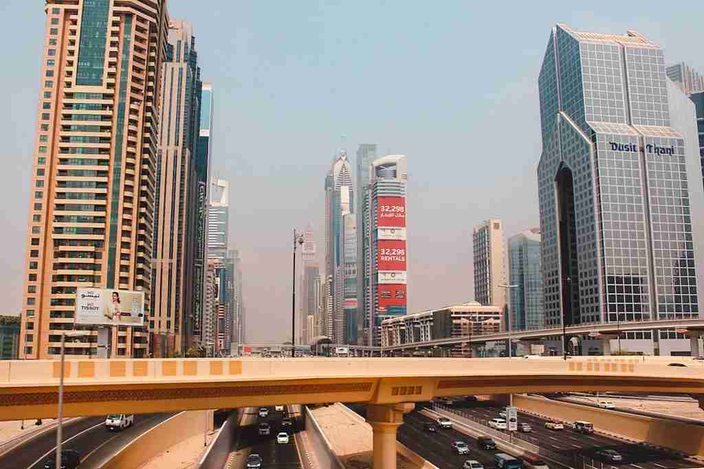 Photo d'un expert immobilier francophone présentant des propriétés de luxe à Dubaï