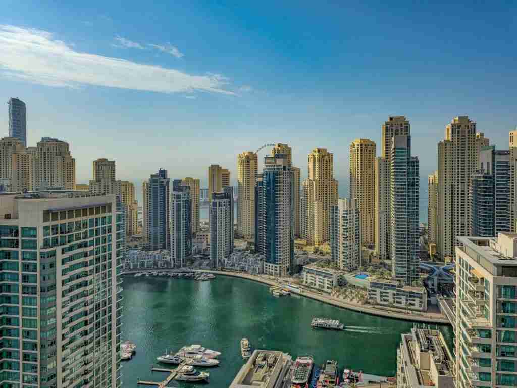Immobilier à Dubaï : investisseur étranger devant des tours modernes — Photo M. Omar / Pexels