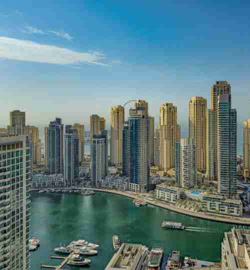 Immobilier à Dubaï : investisseur étranger devant des tours modernes — Photo M. Omar / Pexels