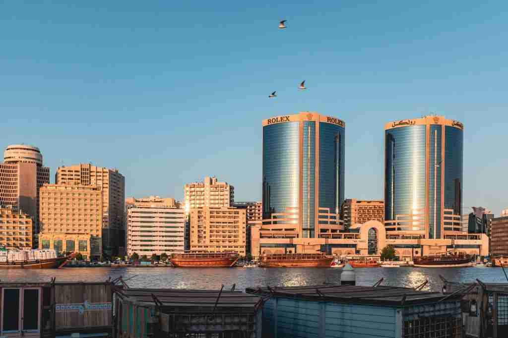 Vue aérienne de Dubaï avec gratte-ciels modernes illustrant le budget nécessaire pour investir dans l'immobilier à Dubaï