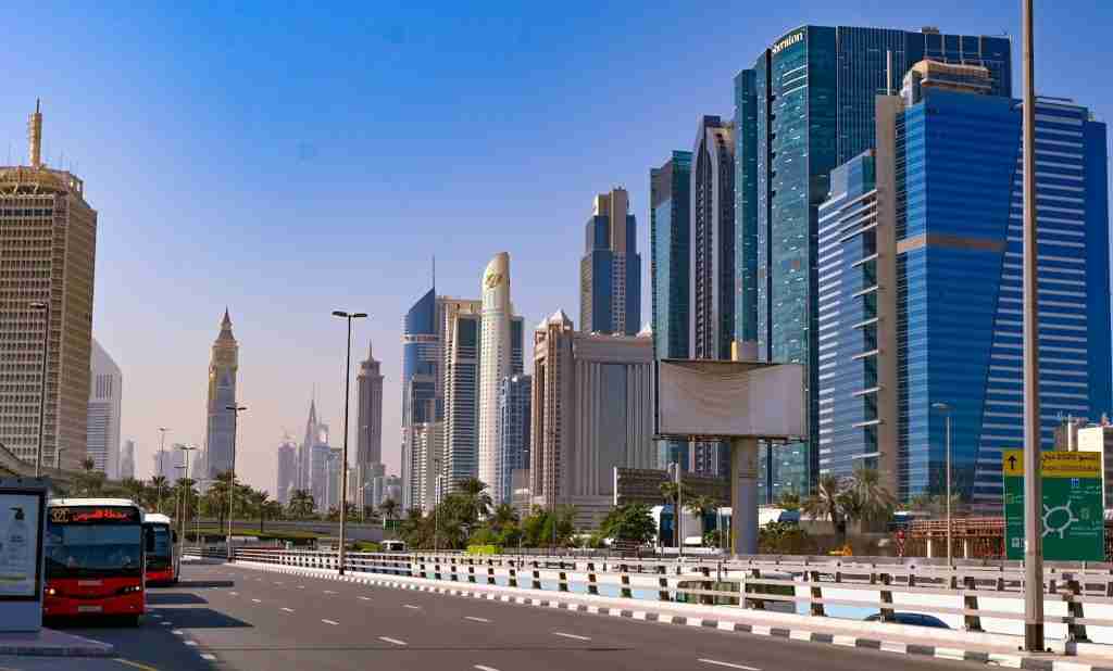 Vue panoramique des gratte-ciel de Dubaï illustrant les prix immobiliers par quartier dans la métropole émiratie