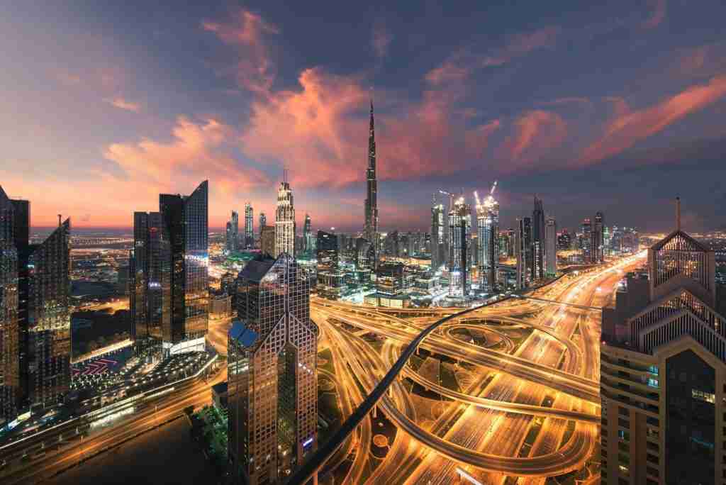 Vue panoramique des gratte-ciel modernes de Dubaï au coucher du soleil, opportunité d'investissement immobilier de luxe aux É