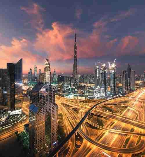 Vue panoramique des gratte-ciel modernes de Dubaï au coucher du soleil, opportunité d'investissement immobilier de luxe aux É