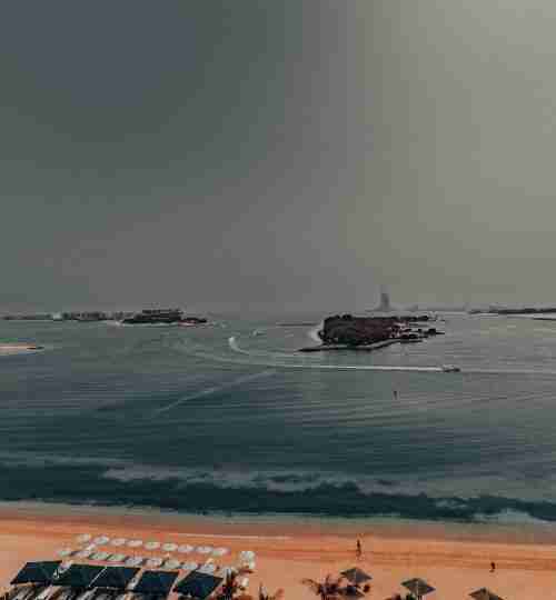 Investisseur signant un contrat immobilier à Dubaï pour obtenir un visa investisseur à 750 000 AED