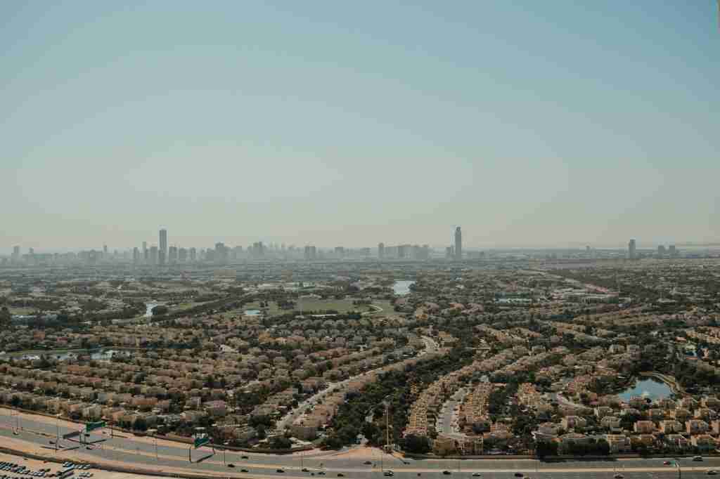 Vue aérienne de Dubai Hills Estate, quartier résidentiel premium avec golfs et gratte-ciels, idéal pour investir à Dubaï