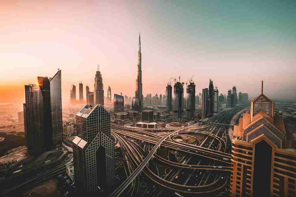 Appartement moderne en construction à Dubaï, investissement immobilier off plan avec vue sur la skyline urbaine