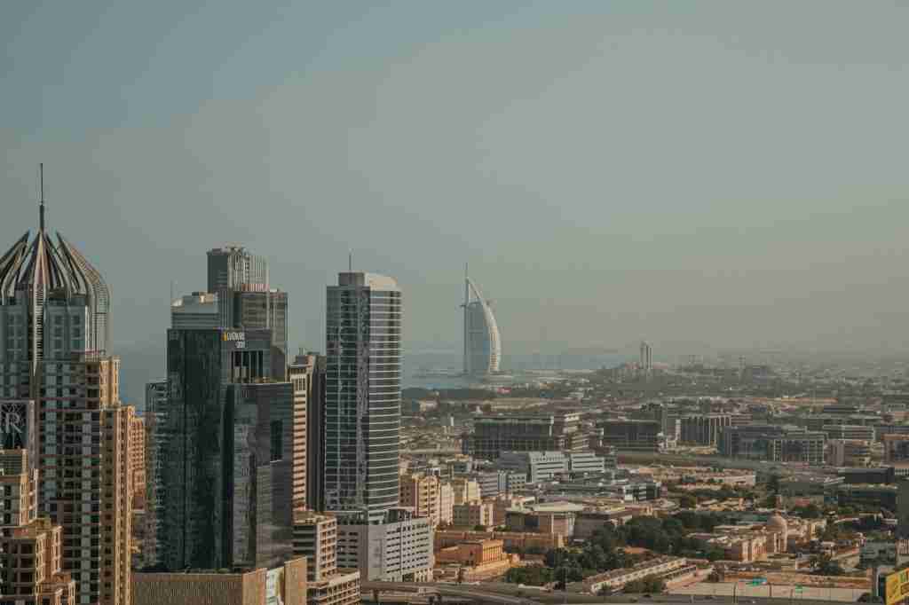 Vue aérienne de Dubai Marina avec ses tours résidentielles modernes au bord de l'eau, idéale pour investir.