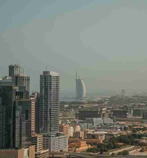 Vue aérienne de Dubai Marina avec ses tours résidentielles modernes au bord de l'eau, idéale pour investir.