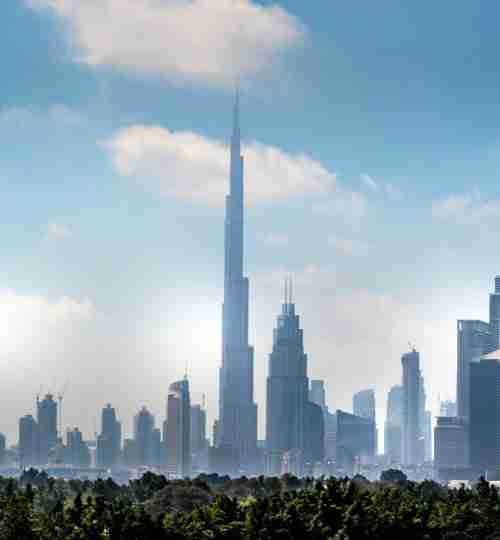 Vue panoramique des gratte-ciel de Dubai au coucher du soleil, quartiers prisés pour l'investissement immobilier