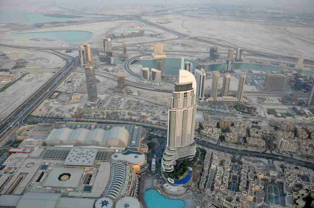 Investisseur immobilier signant un contrat pour obtenir le visa golden Dubaï