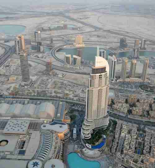 Investisseur immobilier signant un contrat pour obtenir le visa golden Dubaï