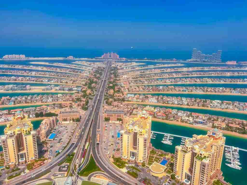 Vue aérienne de Jumeirah Village Circle (JVC), quartier résidentiel prisé pour l'investissement locatif à Dubaï.
