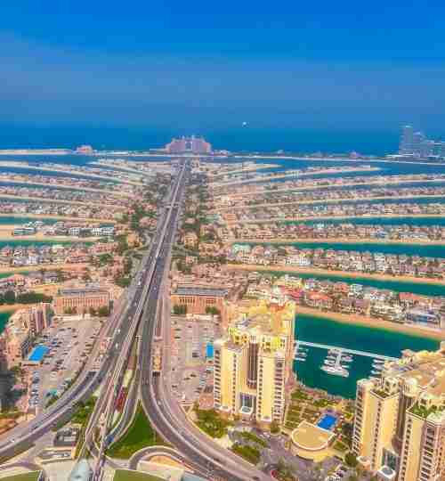 Vue aérienne de Jumeirah Village Circle (JVC), quartier résidentiel prisé pour l'investissement locatif à Dubaï.