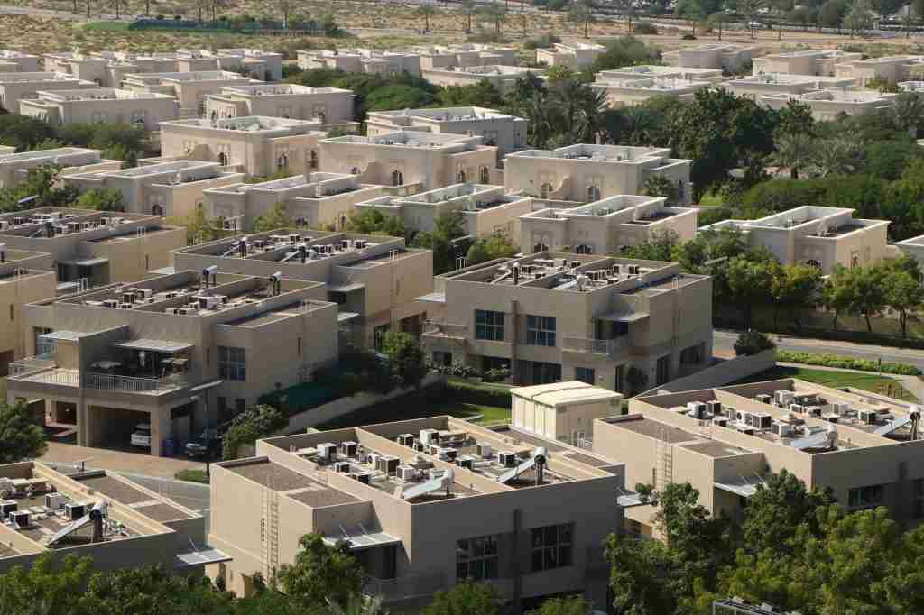 Agence immobilière francophone à Dubaï, vue sur les gratte-ciels et le marché immobilier luxueux — Photo Pexels Subbu Rayan