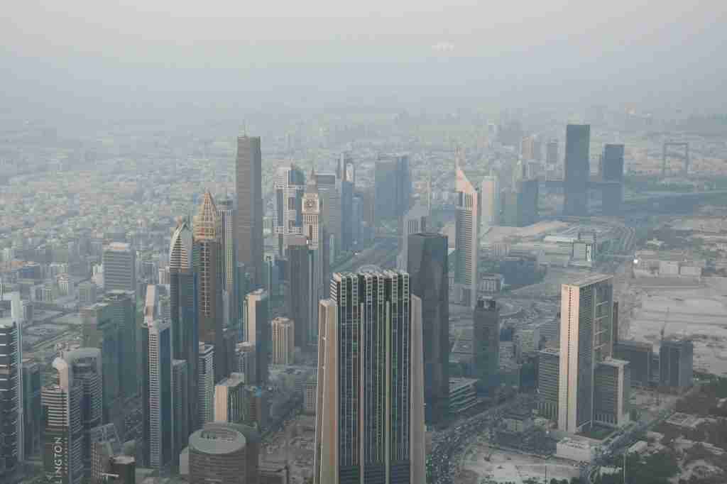 Expert immobilier français analysant le marché immobilier de Dubaï avec des données et graphiques de performance.
