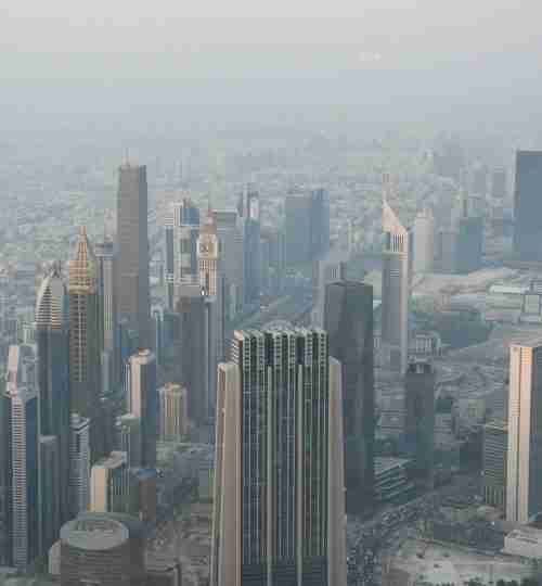 Expert immobilier français analysant le marché immobilier de Dubaï avec des données et graphiques de performance.