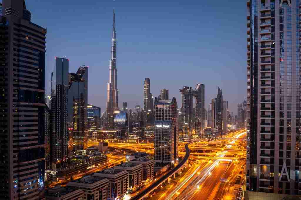 Agent immobilier francophone à Dubaï conseillant un client devant des propriétés de luxe – photo Irshad Ahmad/Pexels
