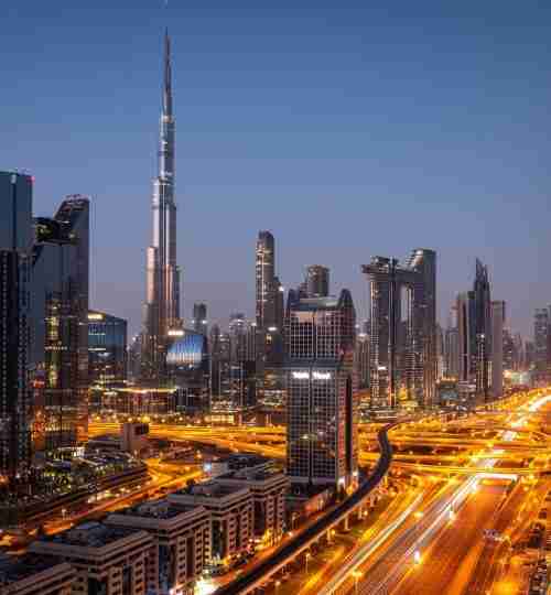 Agent immobilier francophone à Dubaï conseillant un client devant des propriétés de luxe – photo Irshad Ahmad/Pexels