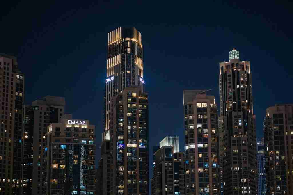 Skyline de Dubaï avec immeubles modernes, guide fiscalité immobilière pour acheteurs étrangers — Photo Usman Yousaf