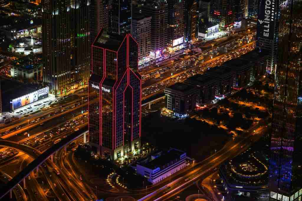 Graphiques et documents fiscaux illustrant la fiscalité immobilière à Dubaï, concept financier et réglementaire.