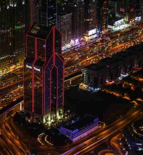 Graphiques et documents fiscaux illustrant la fiscalité immobilière à Dubaï, concept financier et réglementaire.