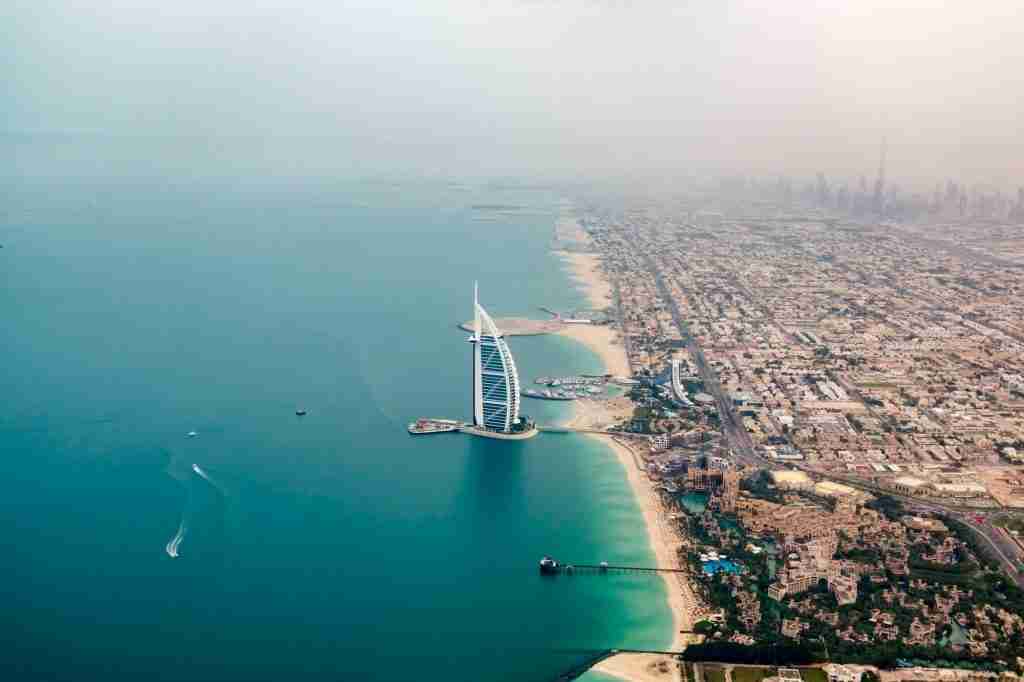 Vue aérienne de Saadiyat Island Abu Dhabi, île culturelle prisée pour l'investissement immobilier de luxe